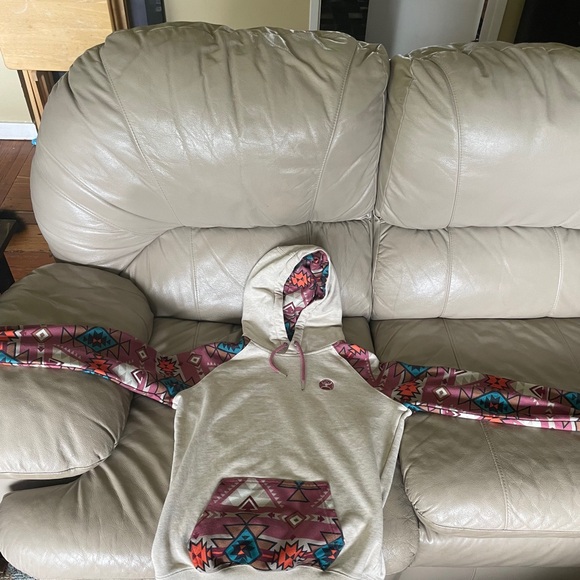 Hooey hoodie. Small hole by front pocket as seen in photo - Picture 1 of 4